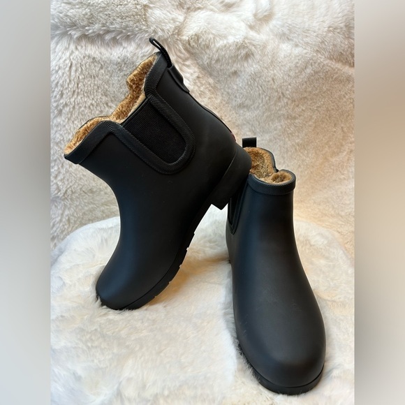 Chooka 100% water proof Chelsea Bootie in Matte black with plush lining Sz-8. L - Picture 3 of 11